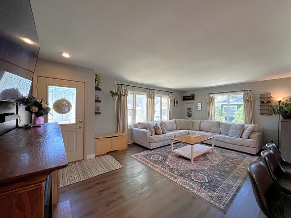 5th image of 215 Lincoln Ln S