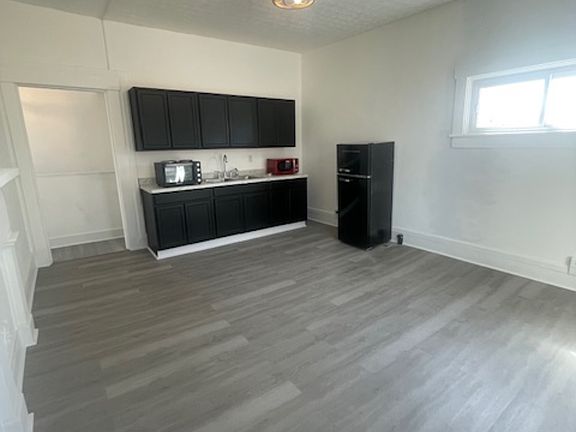 4th image of 217 1/2 W Court St