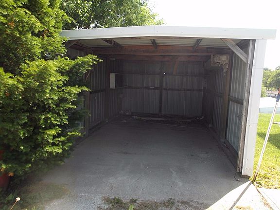 3rd image of 210 Hillcrest Dr
