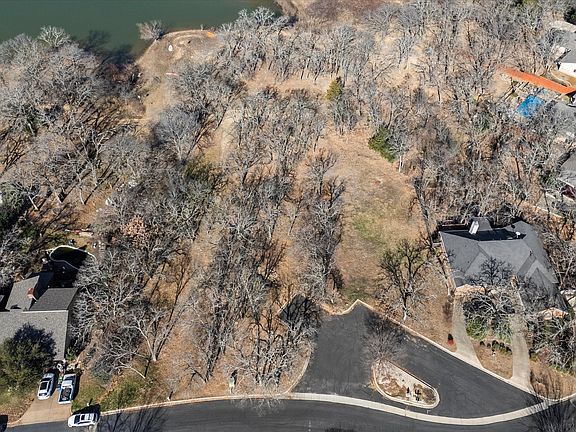 2nd image of 18 Royal Oaks Blvd