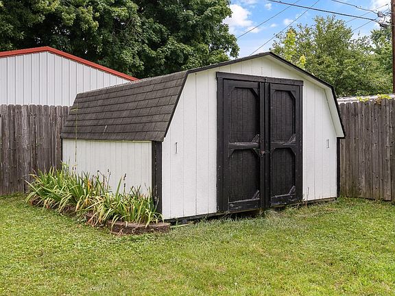 5th image of 329 Westfield Dr