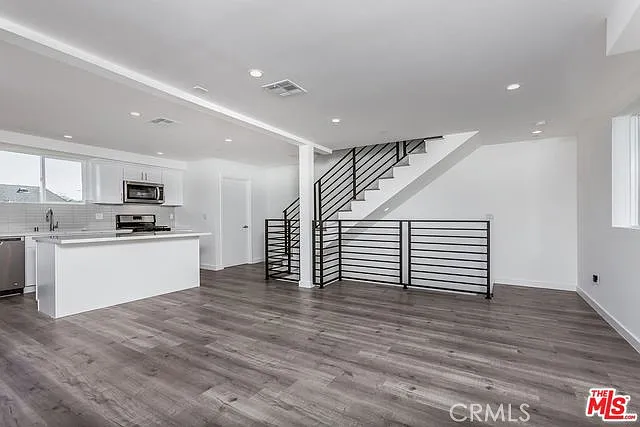 10916 Hesby St — Photo 2
