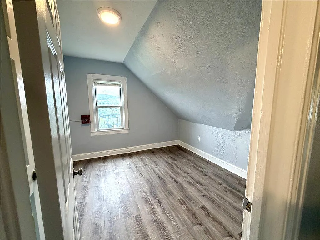 2 bed, 1.0 bath, 727 sqft, $1,700 — Photo 4