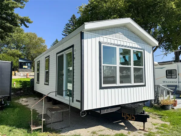 2 Serenity Shr, Fenton, MI 48430