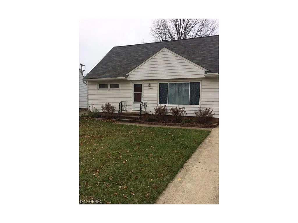 23971 Puritan Ave photo 1