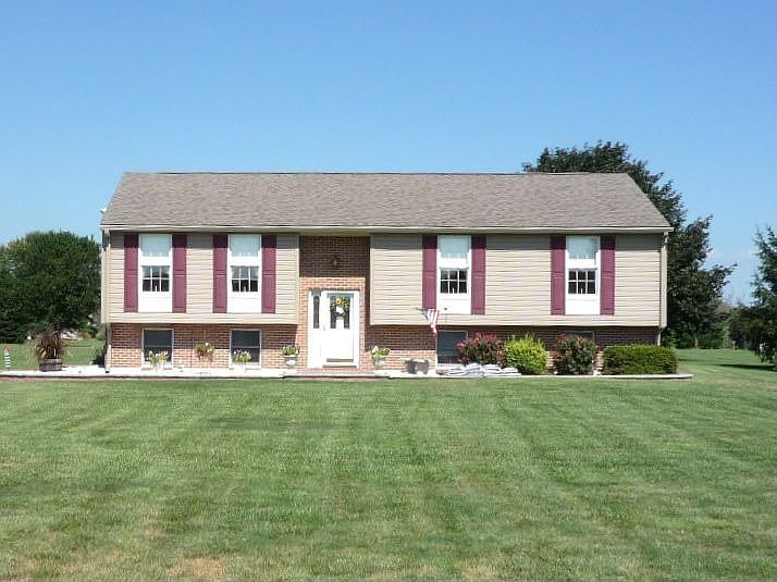 1st image of 213 Oak Dr
