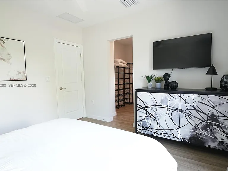 211 SE 4th St #3 — Photo 25