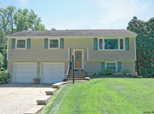 82 Sitterly Rd, Halfmoon, NY 12065