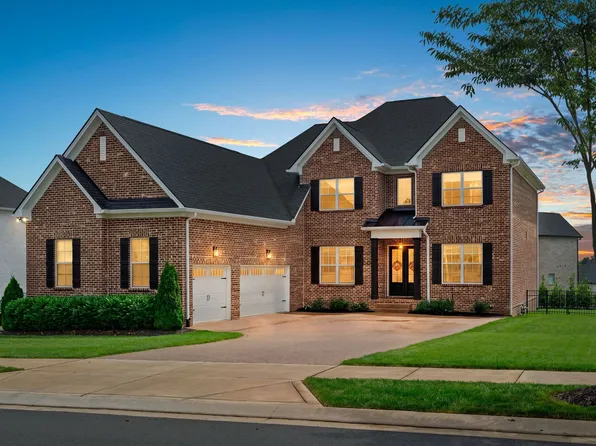 1005 Keeneland Dr, Gallatin, TN 37066