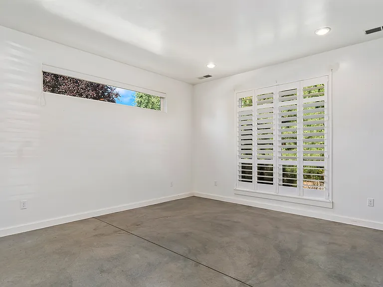 415 S Jackson St — Photo 10