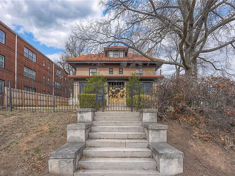 712 E Armour Blvd — Photo 30