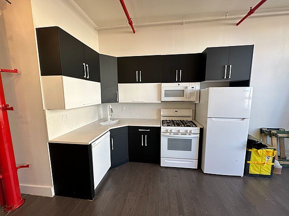 4th image of 248 McKibbin St #3L