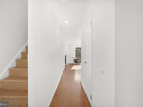 3rd image of 3109 Hawthorne Dr NE #3109