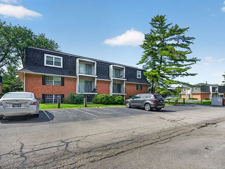 Hollow Hills Apartments — Photo 108