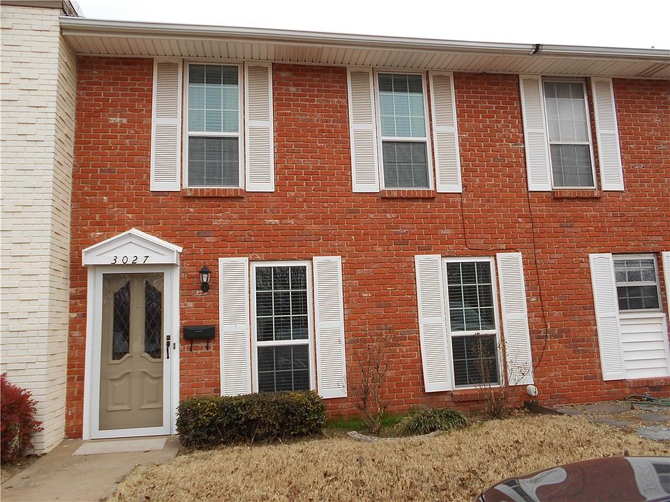 These townhomes along Wilshire all have different exteriors.