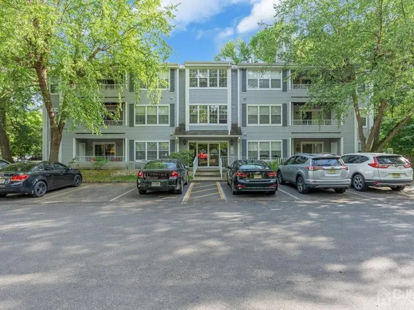 1801 Tanglewood Ct, Helmetta, NJ 08828