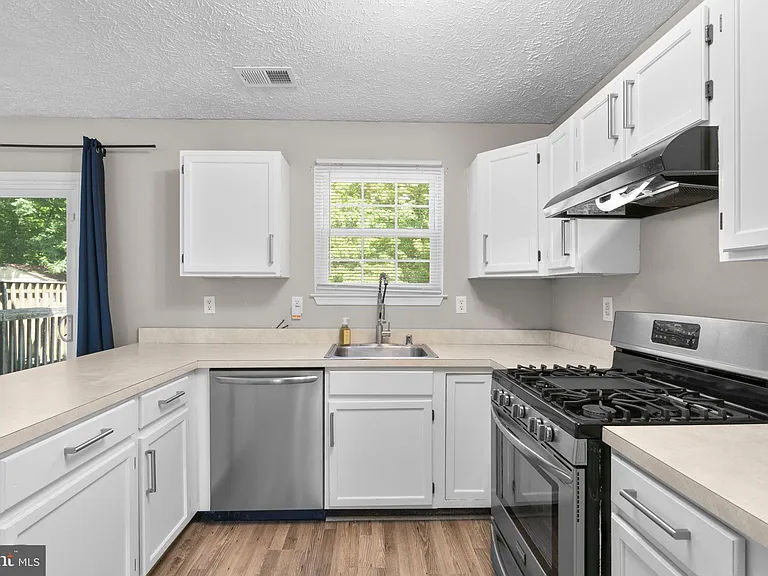 1043 Debbie Ave — Photo 13