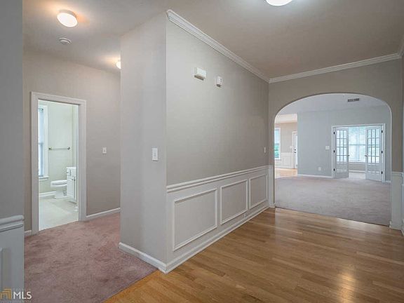 5th image of 560 Golden Meadow Dr
