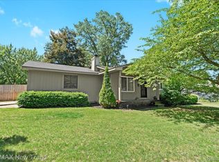 9125 Mandon Rd, White Lake, MI 48386