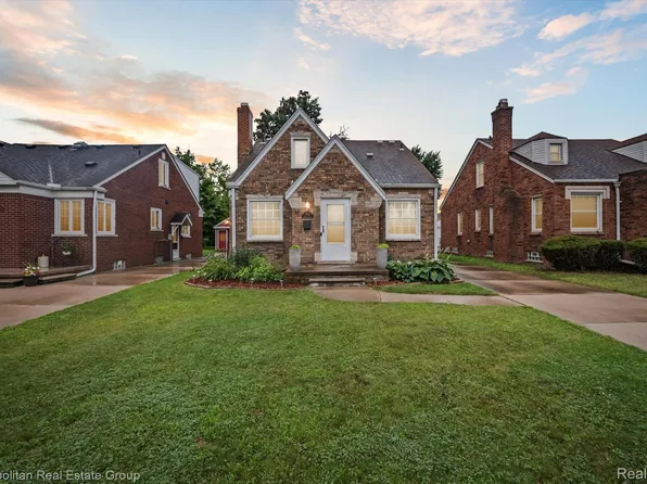 1833 Roslyn Rd, Grosse Pointe Woods, MI 48236