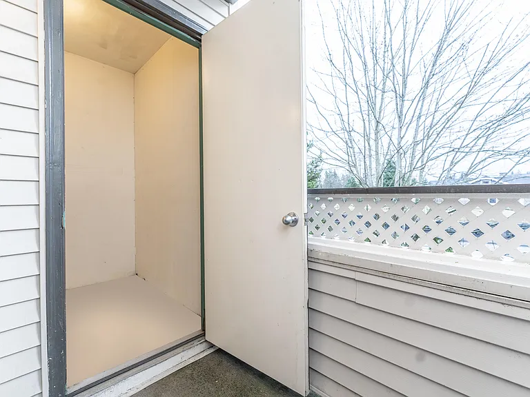 1 Bed 1 Bath Standard w/ Den - 822 Sq Ft 1 Bed 1 Bath Standard w/ Den - 822 Sq Ft
