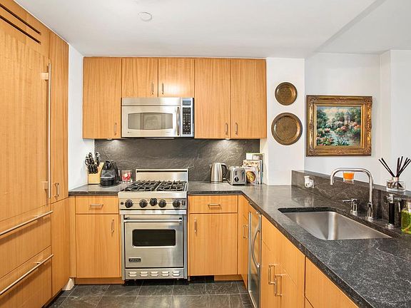 2nd image of 100 W 58th St #9FN