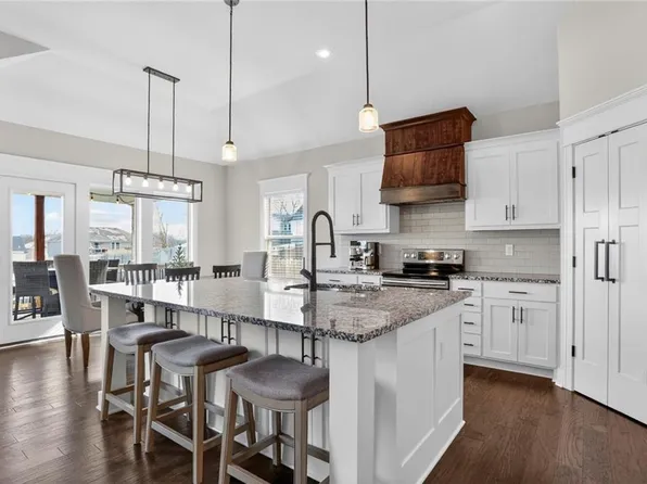 1809 NW Madi Ct, Grain Valley, MO 64029