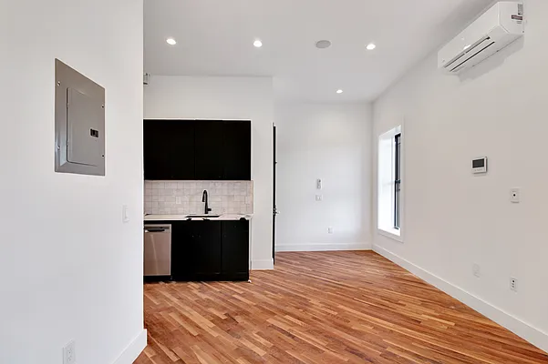 Rented by Coroi Corp | media 4