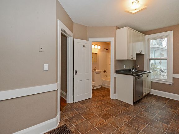 4th image of 1020 Cromwell Ave