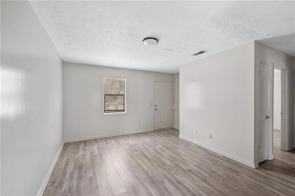 3 bed, 1.0 bath, 1050 sqft, $1,500 — Photo 4