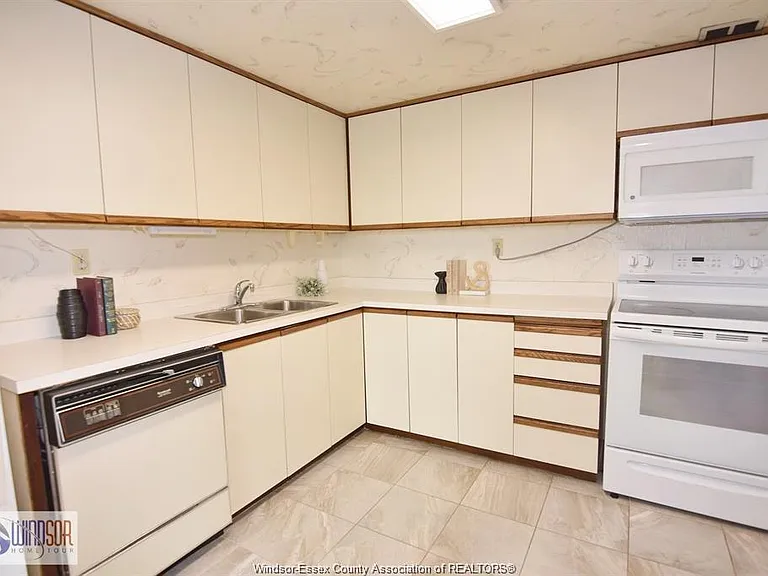2144 Pelissier St #601 — Photo 24
