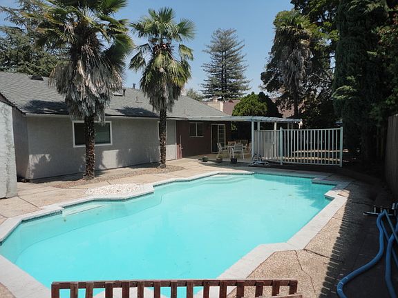 3rd image of 5 Sunny Hollow Ct