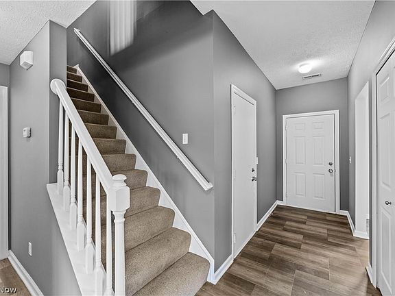 3rd image of 337 Dartmouth Trl