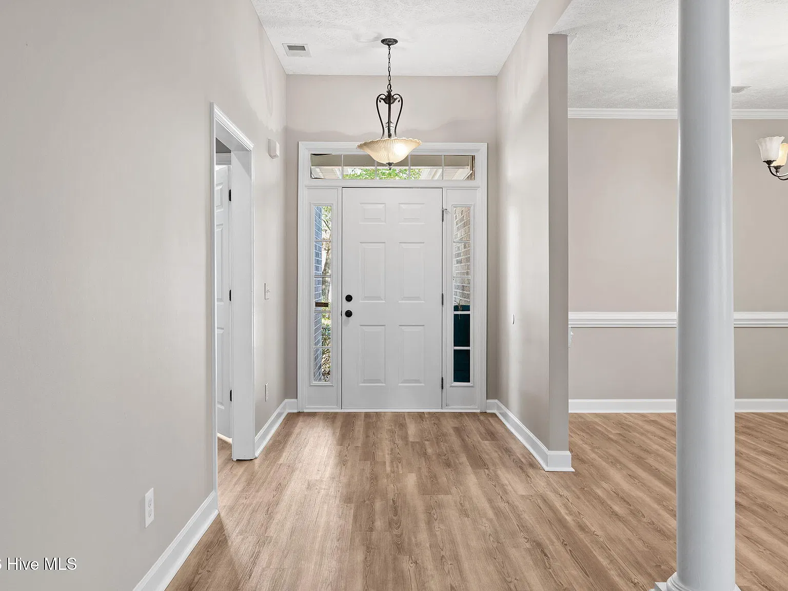 3 bed, 2.0 bath, 1984 sqft, $2,150 — Photo 4