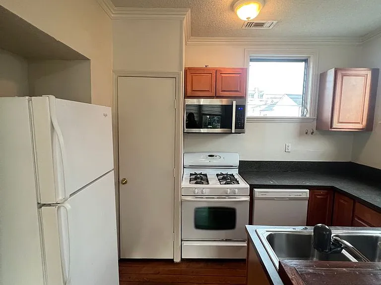 538-40 Lowerline St #540 — Photo 4