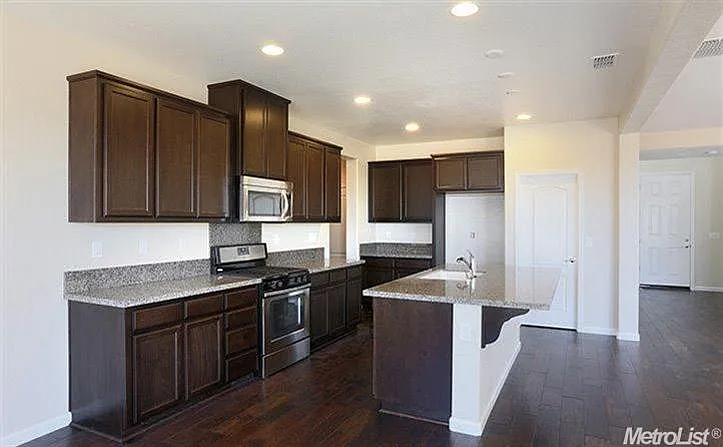 4 bed, 2561 sqft, $3,395 — Photo 2