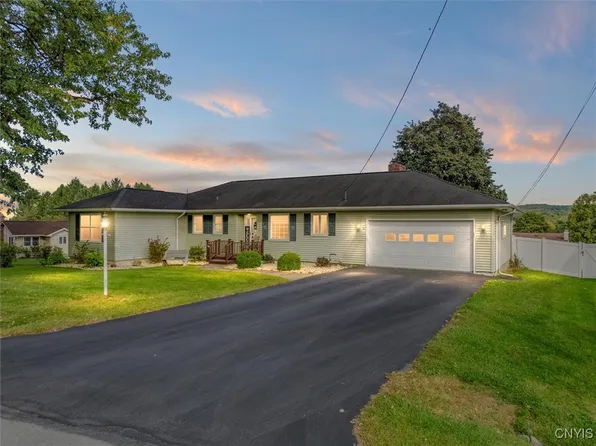 3 Imperial Dr, New Hartford, NY 13413