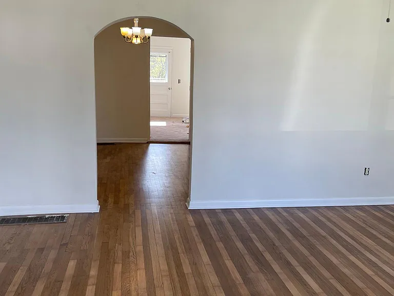 109 E Locust St — Photo 9