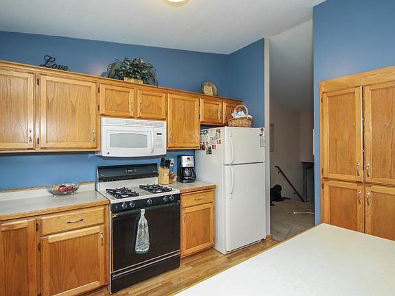 4th image of 9717 Russell Cir N