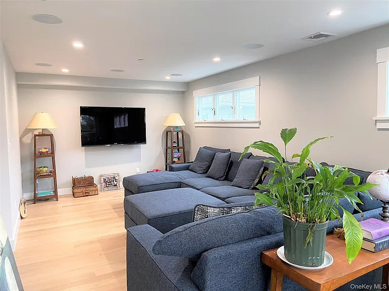 40 Trenton Ave — Photo 11