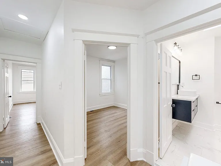2320 W Lexington St — Photo 14