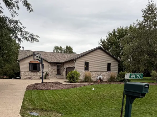 W9120 Tall Pines Pl, Cambridge, WI 53523