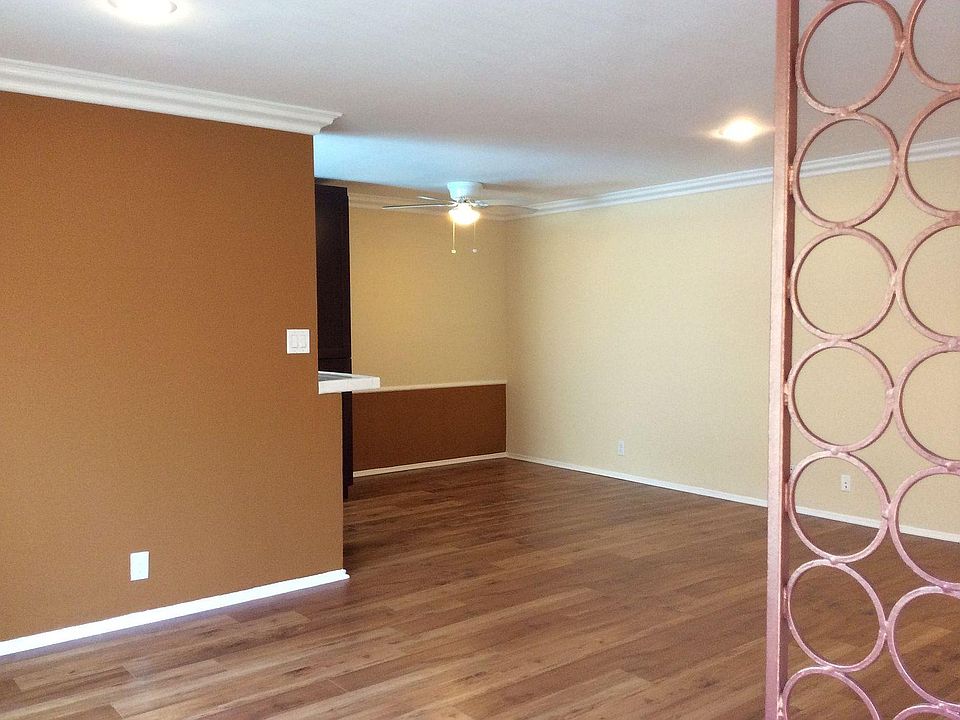 1st image of 13833 Oxnard St APT 6