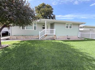 1718 Woodland Dr, Columbus, NE 68601