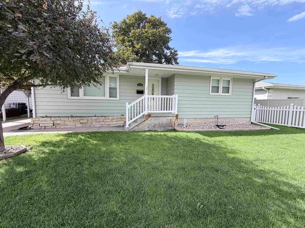1718 Woodland Dr, Columbus, NE 68601