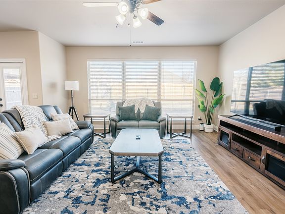 5th image of 728 Chatsworth Dr