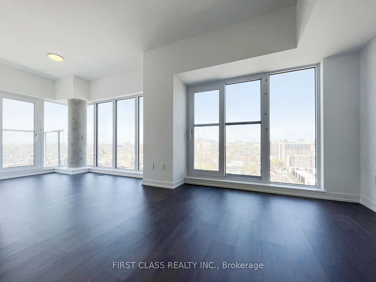 Building Photo - 2 Augusta Ave #Penthouse 07