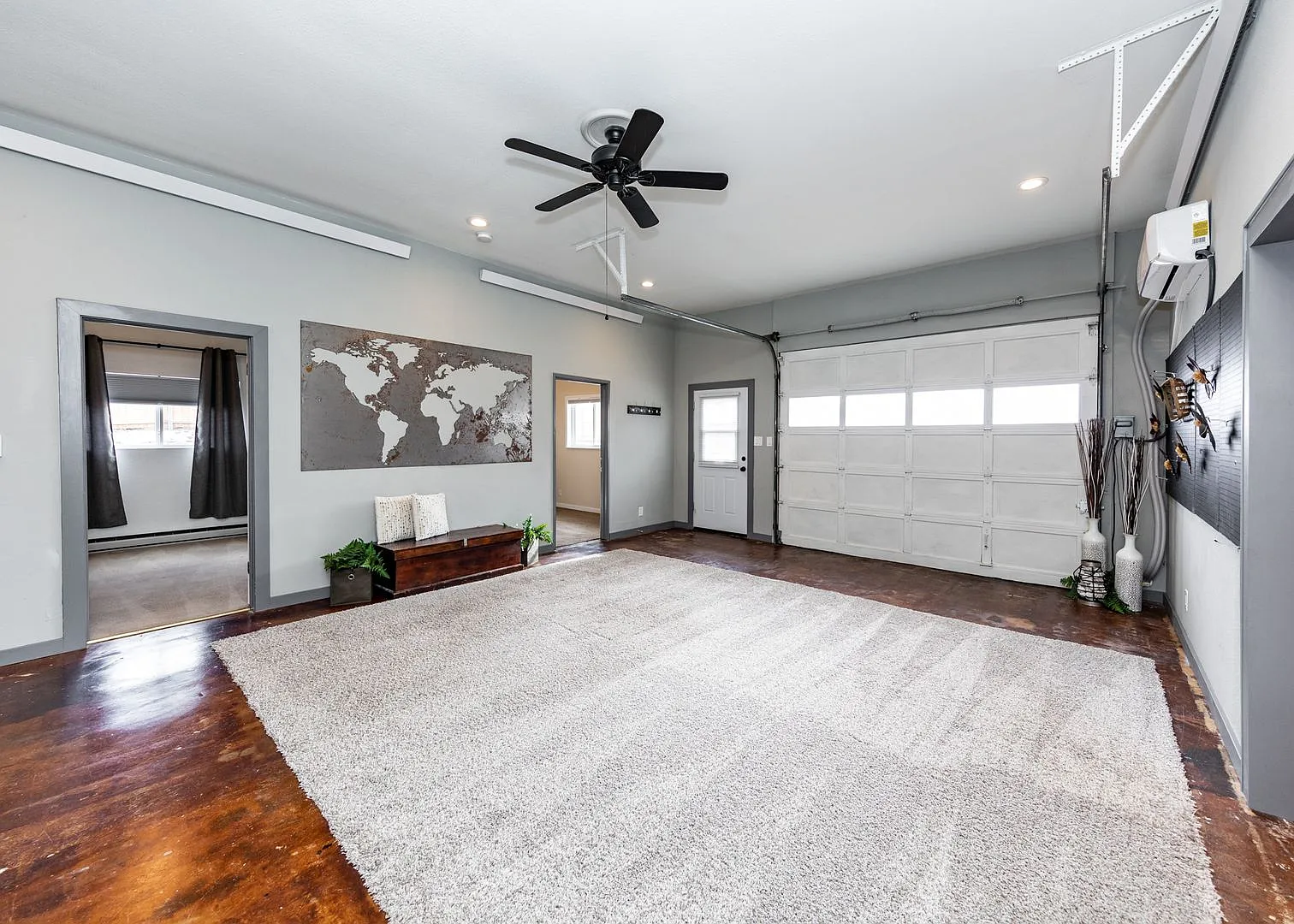 Centrally located Cute 2 Bed Bungalow with Garage — Photo 4