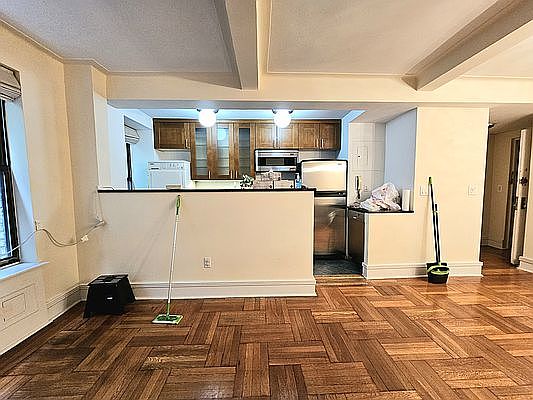 5th image of 111 E 88th St APT 3D