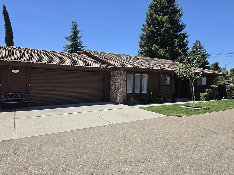 1144 Porter Ave — Photo 3